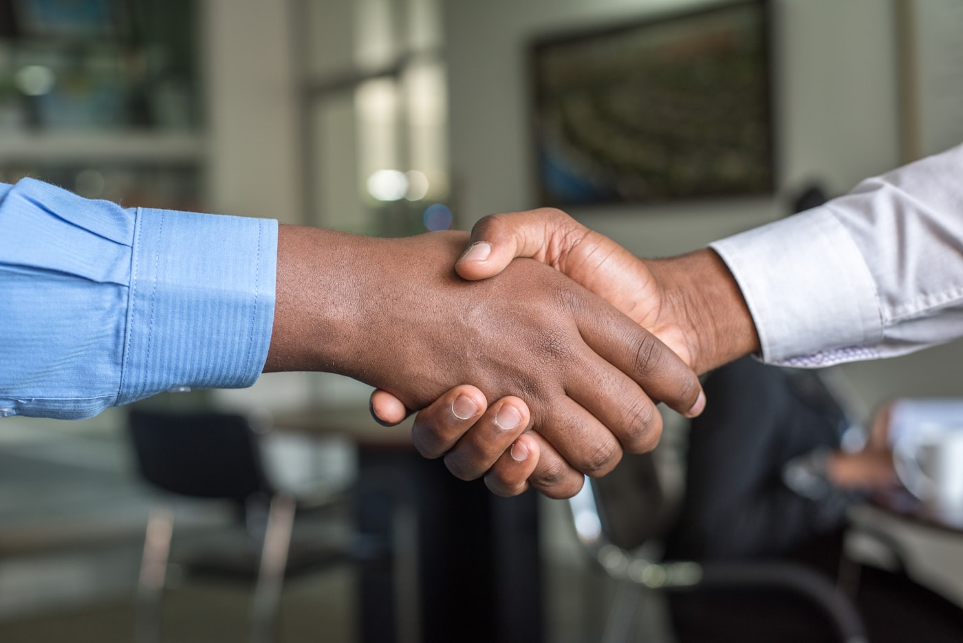 Aperto de mãos em ambiente corporativo
