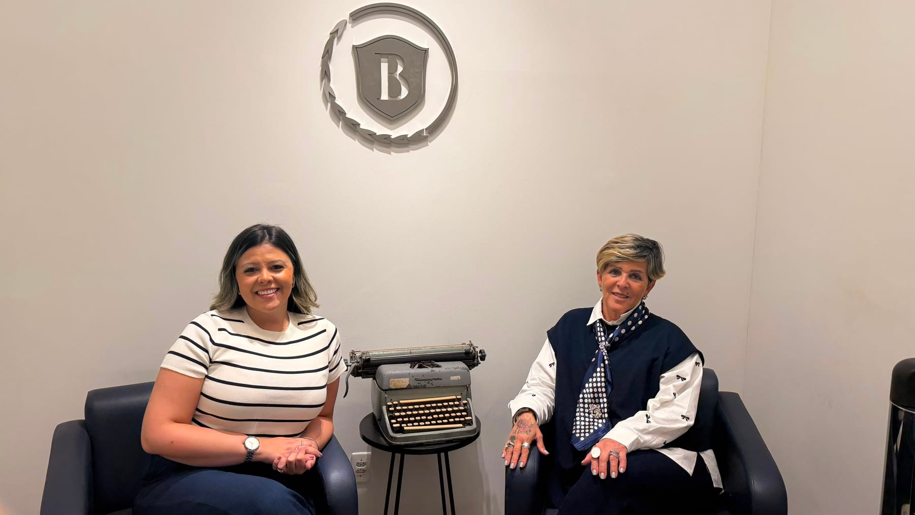 Márcia e Camila Laporte no escritório da Benjamin, com a antiga máquina de escrever que atravessou gerações